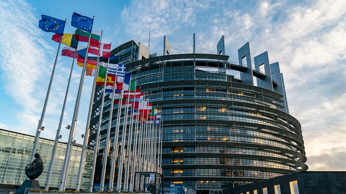 Ridurre la dipendenza dell'Ue dai fornitori di Paesi terzi introducendo un quadro europeo di sovranità per i servizi cloud che sarà usato anche per orientare le scelte delle amministrazioni pubbliche.